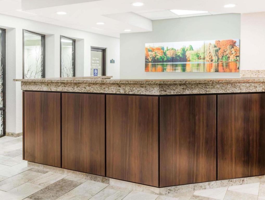 Days Inn Springfield South Exteriör bild