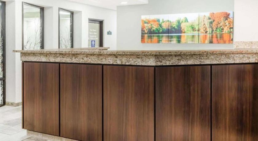 Days Inn Springfield South Exteriör bild